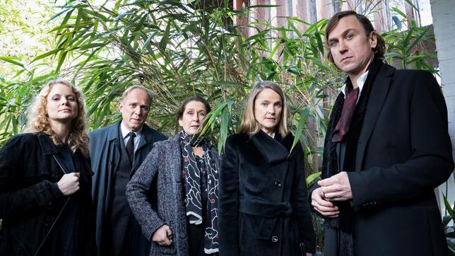 Bild: HR/Bettina Müller Laura Muthesius (Friederike Ott), Felix Murot (Ulrich Tukur), Magda Wächter (Barbara Philipp), Inga Muthesius (Karoline Eichhorn) und Paul Muthesius (Lars Eidinger).