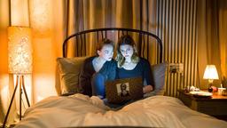 Laura Nix (Kyra Sophia Kahre) und Doro Meisner (Svenja Jung) schauen sich Doros gehacktes Profil auf Love Tender an.