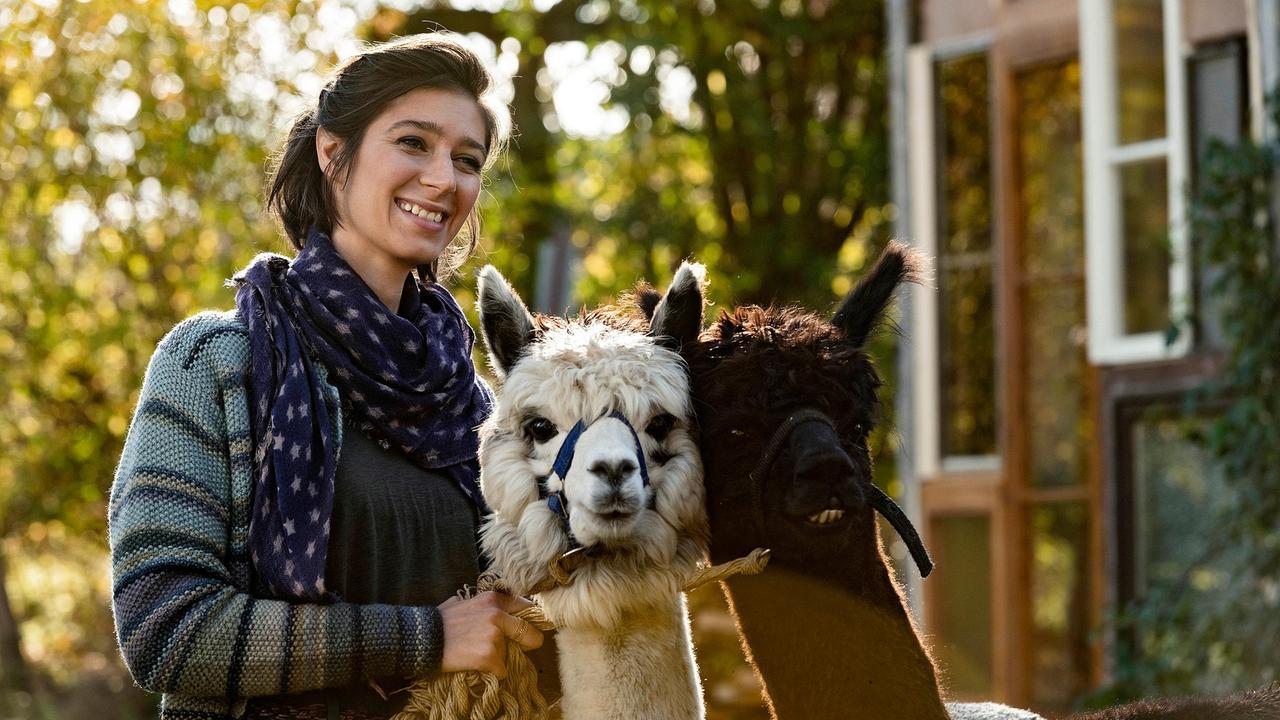 Leben glücklich auf dem Erlenhof: Inès Fournier (Maëlle Giovanetti) und zwei Alpakas.