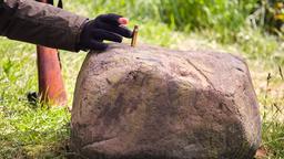 Leichtsinnigerweise hinterlässt die Täterin Nagellackspuren an einem Stein, als sie wie schon an Tatort 1 die Hülse drapiert.