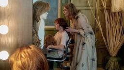 Leidenschaft für Haarkunst: Aurora Schneider (Stephanie Japp, re.) frisiert eine junge Kundin