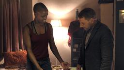 TAToRT STUTTGART: Lela (Florence Kasumba) zeigt Thorsten Lannert (Richy Müller) die Narben, die ihr Leiden in Nigeria bezeugen. Doch immer wieder wird behauptet, dass sie sich die Wunden auch selbst beigebracht haben könnte, um im Land bleiben zu dürfen.