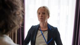 Lena Odenthal (Ulrike Folkerts) trifft am gut bewachten Konferenzort auf Ordonnanzoffizierin Heather Miller (Lena Drieschner).