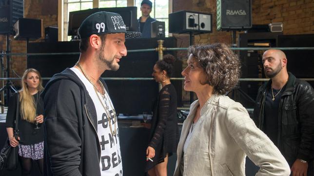 Bild: SWR/Alexander Kluge Lena Odenthal (Ulrike Folkerts) vermutet, dass Rapper Yago Torres (Matthias Weidenhöfer) mit dem Mord zu tun hat.