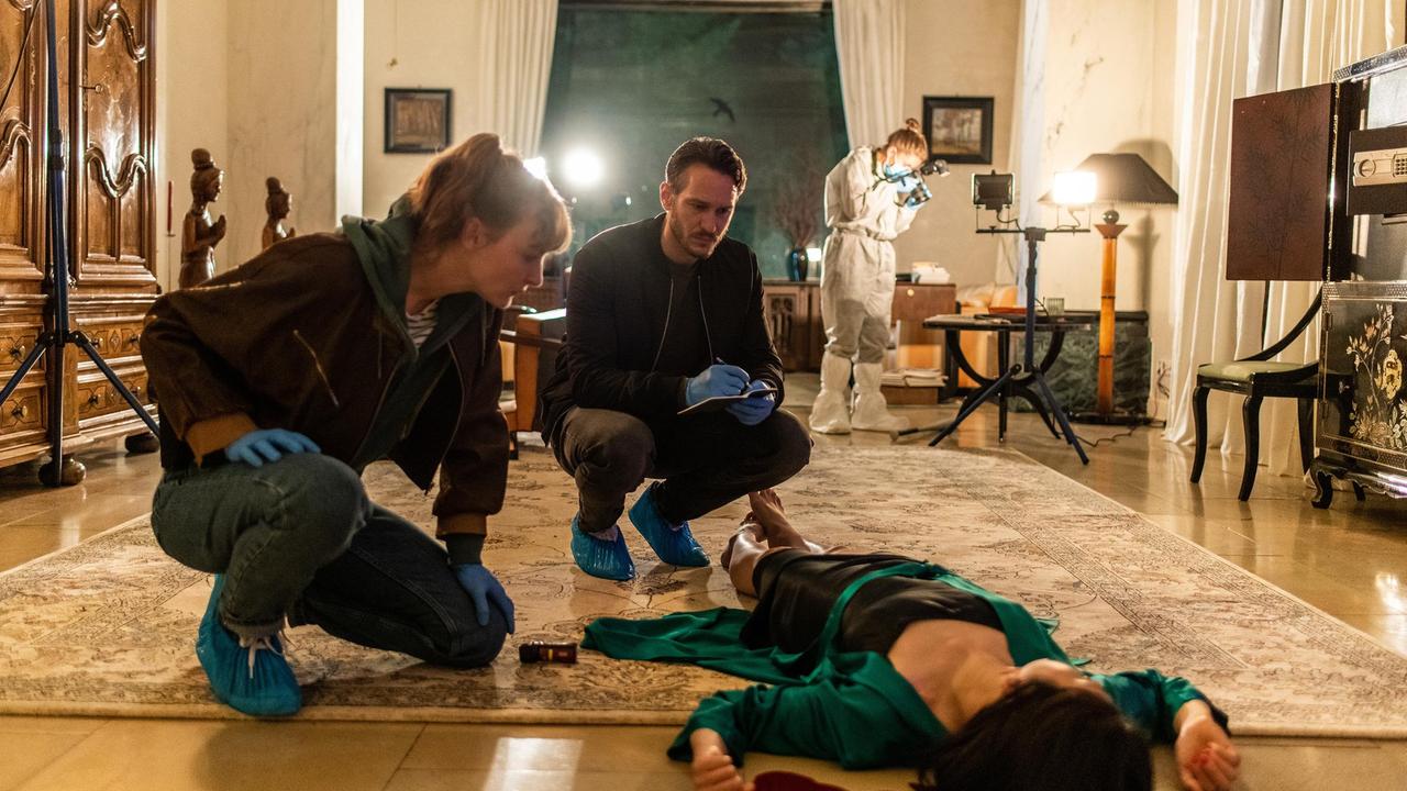 Leo Hölzer (Vladimir Burlakov), und Pia Heinrich (Ines Marie Westernströer), untersuchen den Tatort. Eine junge Frau, Cora Reuters (Joy Maria Bai), ist in ihrem Haus überfallen und getötet worden.