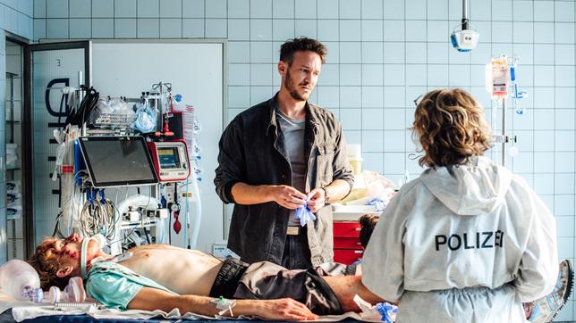 Leo (Vladimir Burlakov) und Henny Wenzel (Anna Böttcher) schauen sich die Leiche an.