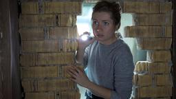 Leonie Winkler (Cornelia Gröschel) leuchtet mit einer Taschenlampe in den dunklen Raum hinter der Mauer.