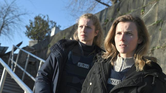 Bild: MDR/MadeFor/Hardy Spitz Leonie Winkler (Cornelia Gröschel) und Karin Gorniak (Karin Hanczewski) versuchen eine Tat zu verhindern.