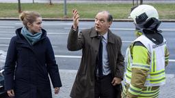 Leonie Winkler (Cornelia Gröschel) und Peter Schnabel (Martin Brambach) koordinieren die Einsatzkräfte am Einsatzort. Schnabel beschreibt der Feuerwehr die Lage.