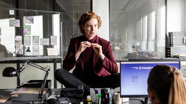 Bild: Radio Bremen/Claudia Konerding Linda Selb (Luise Wolfram) fasst die Ergebnisse der Ermittlungen zusammen.