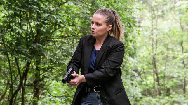 Liv Moormann (Jasna Fritzi Bauer) verfolgt im Wald einen Verdächtigen.