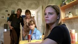 Liv Moormann (Jasna Fritzi Bauer, rechts) verzweifelt an ihrer Mutter Jenny (Angelika Richter) und Marie (Luisa Böse).