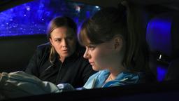 Liv Moormann (Jasna Fritzi Bauer) will Marie (Luisa Böse) helfen, die mit waghalsigen Fahrten zeigt, was sie kann.