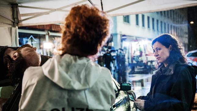 Liz Ritschard (Delia Mayer, r.e) und Corinna Haas (Fabienne Hadorn, mit dem Rücken zur Kamera) sind am Tatort eines getöteten Journalisten (Daniel Mangisch).