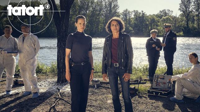 Bild: SWR/Benoît Linder Die Ludwigshafener Kommissarinnen Lena Odenthal (Ulrike Folkerts) und Johanna Stern (Lisa Bitter) mit dem Team der Kriminaltechnik am Fundort der Leiche.