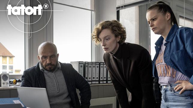 Bild: Radio Bremen/Michael Ihle Zunächst wird kein Motiv erkennbar, aber Mads Andersen (Dar Salim), Linda Selb (Luise Wolfram), Liv Moormann (Jasna Fritzi Bauer, vln) ermitteln akribisch.
