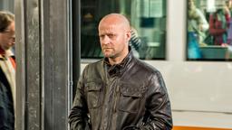 TATORT: LU: Lu (Jürgen Vogel) behält die Ermittlungen nach dem Fund der Leiche im Blick. Ist er womöglich in die Tat verwickelt?