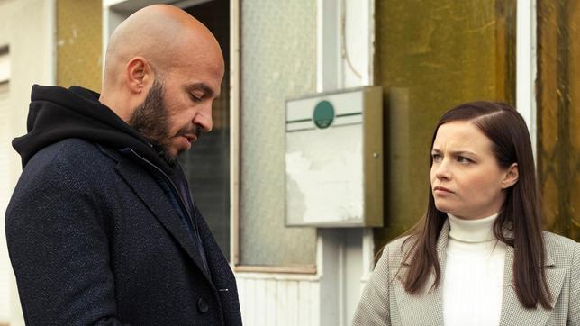 Bild: Radio Bremen/Christine Schroeder Mads Andersen (Dar Salim, links) und Liv Moormann (Jasna Fritzi Bauer, rechts) lernen sich langsam kennen und schätzen.
