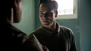 Markus Graf (Florian Bartholomäi) sitzt als Mörder ein – und wollte Kommissar Peter Faber (Jörg Hartmann, Vordergrund) in seiner Zelle sprechen.