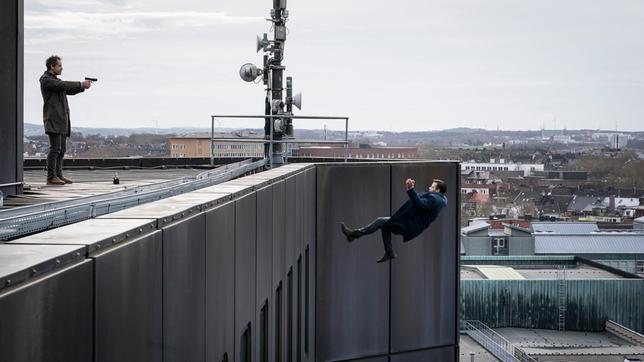 Bild: WDR/Thomas Kost Markus Graf (Florian Bartholomäi) stürzt von einem Dortmunder Hochhaus-Dach. Kommissar Peter Faber (Jörg Hartmann) hatte den entflohenen Straftäter hier gestellt.