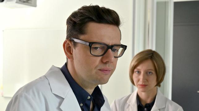 Bild: MDR/MadeFor/Hardy Spitz Martha Marczynski (Anna Maria Mühe) versucht ihren Kollegen Nils Klotsche (Christian Friedel) zu trösten nachdem sie vom Tod seiner Exfreundin erfahren hat