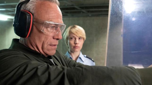 Max Ballauf (Klaus J. Behrendt) sieht auf dem Schiessstand plötzlich die durch ihn einst erschossene Kollegin Melanie Sommer (Anna Brüggemann).