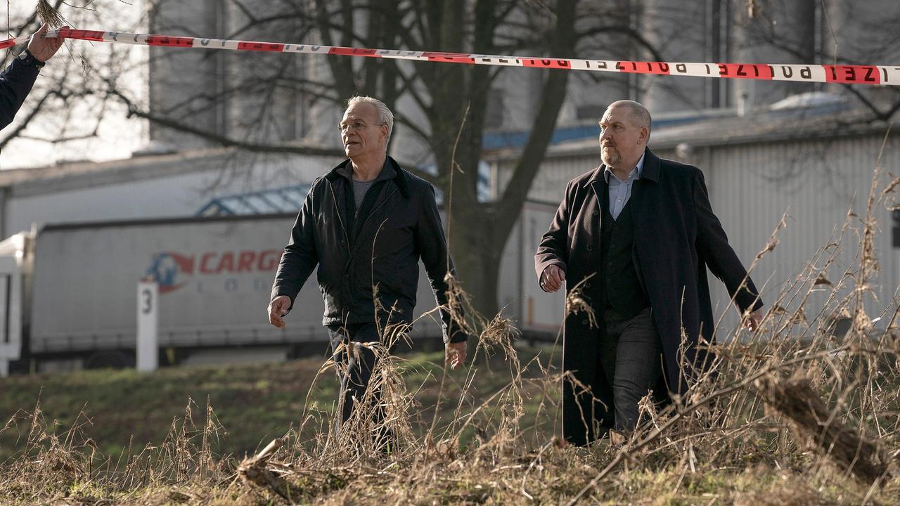 Max Ballauf (Klaus J. Behrendt, l) und Freddy Schenk (Dietmar Bär, r) auf dem Weg zum Fundort: Am Rheinufer wurde eine Leichs angespült.