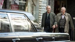Max Ballauf (Klaus J. Behrendt, l) und Freddy Schenk (Dietmar Bär) verlassen das Café Aylin. Dessen Besitzerin hätte ein Motiv, Nico Raschke zu töten.