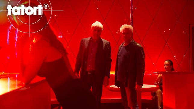 Die Kommissare Franz Leitmayr und Ivo Batic im Nachtclub "3001" auf einem Ortstermin.