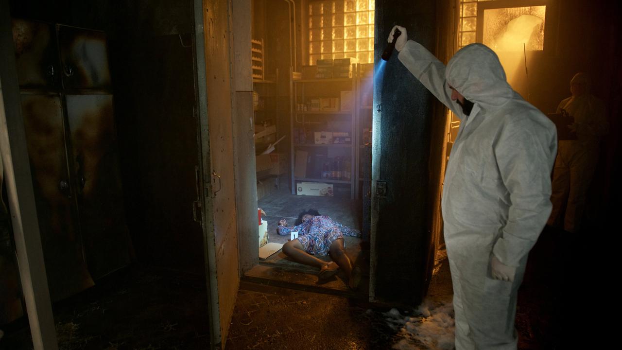 Michael Schatz, Leiter der Spurensicherung (Matthias Egersdörfer, rechts), findet die Leiche von Neyla Mafany (Dayan Kouda) in der ausgebrannten Küche.