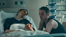 Mike Majewski (Nils Hohenhövel) am Bett von Tom (Roberto Capasso), der im Wachkoma liegt.
