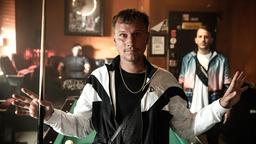 Mike (Robert Stadlober) spielt gerade Billard in seiner Stammkneipe, als die Polizei ihn zur Rede stellt. Es geht um den Mord an einer jungen Frau.