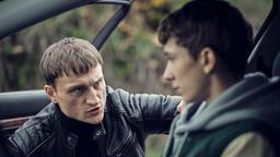 Mikel (Oleg Tikhomirov) fordert Loyalität von seinem Cousin David (Louis Guillaume), der mit 13 noch strafunmündig ist.