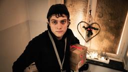 Milan Strasser (Dennis Svensson) hat als Paketbote in der Vorweihnachtszeit einen besonders harten Alltag.
