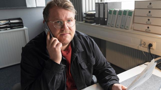 Bild: WDR/Bavaria Fiction GmbH/Thomas Kost Mirko Schrader (Björn Meyer) hat wichtige Dinge herausgefunden und ruft seinen Chef Kommissar Thiel sofort dazu an.