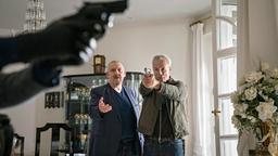 Mit gezogener Waffe: Die Kommissare Max Ballauf (Klaus J. Behrendt, r) und Freddy Schenk (Dietmar Bär, l) versuchen, einen Mord zu verhindern.