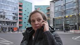 Mit wem telefoniert die BDR-Sicherheitsmitarbeiterin Annika Haupt (Annett Sawallisch, Bild), die eine Beziehung mit dem toten Lieferdienstfahrer hatte?