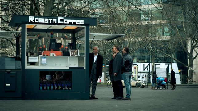 Mitten auf dem Kurfürstendamm steht der ultramoderne „Robista“ Coffeeshop, der gerade zum Tatort wurde.