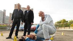 Mord im Parkhaus: Rechtsmediziner Dr. Roth (Joe Bausch) am Tatort, mit Freddy Schenk (Dietmar Bär) und Max Ballauf (Klaus J. Behrendt).