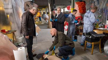 Bild: WDR/Thomas Kost Mord in der Wagenhalle: Rechtsmediziner Dr. Joseph Roth (Joe Bausch, 2. von links, hockend) teilt den Kommissaren Max Ballauf (Klaus J. Behrendt, l) und Freddy Schenk (Dietmar Bär, Mitte, hinten) mit, dass eine Kopfverletzung zum Tod der Tanztrainerin Elke Schetter (Katja Heinrich, Mitte unten) geführt hat.