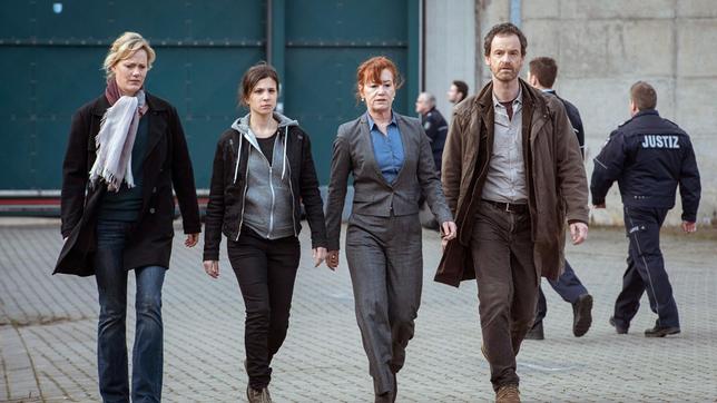 Bild: WDR/Thomas Kost Mordkommission in der JVA: Die Ermittlungen von Martina Bönisch (Anna Schudt), Nora Dalay (Aylin Tezel) und Peter Faber (Jörg Hartmann, r) sollen möglichst keine unnötige Unruhe bringen – wünscht sich Gefängnisdirektorin Angelika Zerrer (Ulrike Krumbiegel).