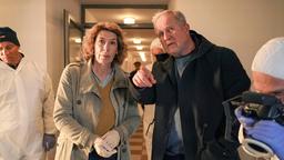 Moritz Eisner (Harald Krassnitzer, 2. v. re.), Bibi Fellner (Adele Neuhauser, 2. v. li.) am Tatort des ermordeten IT-Mitarbeiters Marlon Unger.