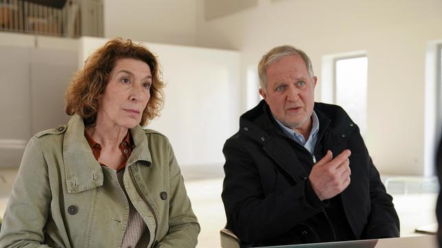 Moritz Eisner (Harald Krassnitzer, li.) und seine Kollegin Bibi Fellner (Adele Neuhauser, re.) sprechen mit Gernot Schlager.