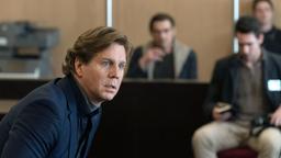Moritz Seitz (Thomas Heinze) wird als Mörder verurteilt - auch sein Schauspielkollege Ole Stark (Martin Feifel, hinten links) ist im Gerichtssaal dabei.