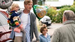 Moritz Vogt kommt mit seinen Kindern nach Hause. Boerne und Thiel müssen ihn vom Tod seiner Frau unterrichten.