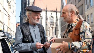 Bild: WDR/Thomas Kost Münsteraner Taxifahrer unter sich: Herbert Thiel (Claus D. Clausnitzer, r) zeigt seinem Kollegen Fritz Mertens (Wolfgang Packhäuser, l) die neuen Visitenkarten.