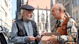 Münsteraner Taxifahrer unter sich: Herbert Thiel (Claus D. Clausnitzer, r) zeigt seinem Kollegen Fritz Mertens (Wolfgang Packhäuser, l) die neuen Visitenkarten.