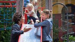 Multitasking und geheimes Treffen: Lena Odenthal (Ulrike Folkerts, links) und Johanna Stern (Lisa Bitter) tauschen auf dem Kinderspielplatz Informationen aus.
