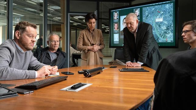Bild: WDR/Bavaria Fiction GmbH/Thomas Kost Nach einem Mord wurde ein Ausflugsschiff gekapert. Aus dem Präsidium wird der Einsatz gesteuert: Norbert Jütte (Roland Riebeling), Max Ballauf (Klaus J. Behrendt), Staatsanwältin Melanie Novak (Renan Demirkan), Freddy Schenk (Dietmar Bär).