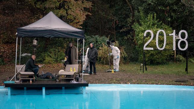 Bild: WDR/Bavaria Fiction GmbH/Thomas Kost Nach einer Silvesterparty im Haus des Schauspieler-Ehepaares Seitz wird am Neujahrsmorgen auf dem Grundstück ein Toter gefunden. Rechtsmediziner Dr. Roth (Joe Bausch, l) untersucht den Leichnam und gibt den Kommissaren Freddy Schenk (Dietmar Bär, M) und Max Ballauf (Klaus J. Behrendt, r) seine ersten Einschätzungen. KTU-Mitarbeiter untersuchen die Lampen, die als Dekoration bei der Party verwendet wurden.